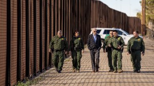 Biden walks with agents near the US-Mexico border